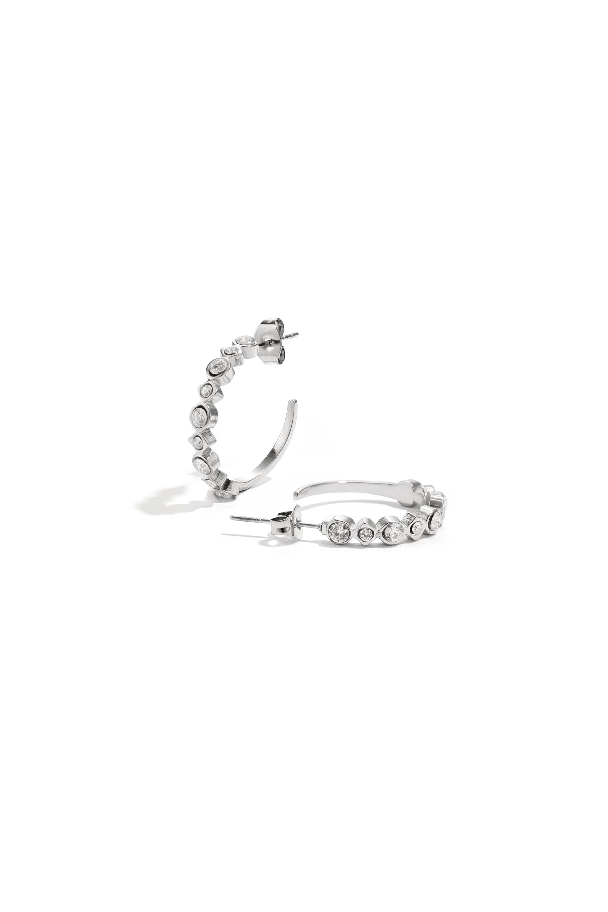 Crystal Glow Hoop Earrings – Creolen aus Edelstahl mit Strasssteinen in Gold und Silber