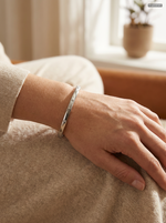 Solea Glow Bracelet Silber getragen (KI-generiert)