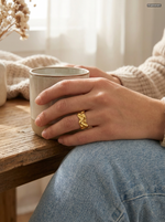 Sculpta Curve Ring Gold getragen 2 (KI-generiert)
