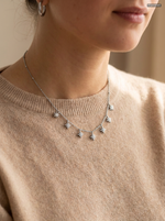 Stella Charm Necklace Silber getragen (KI-generiert)