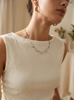 Ocean Curve Necklace Silber getragen (KI-generiert)