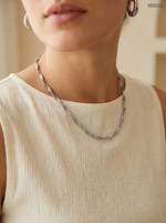 Twist Snake Chain Necklace Silber getragen (KI-generiert)