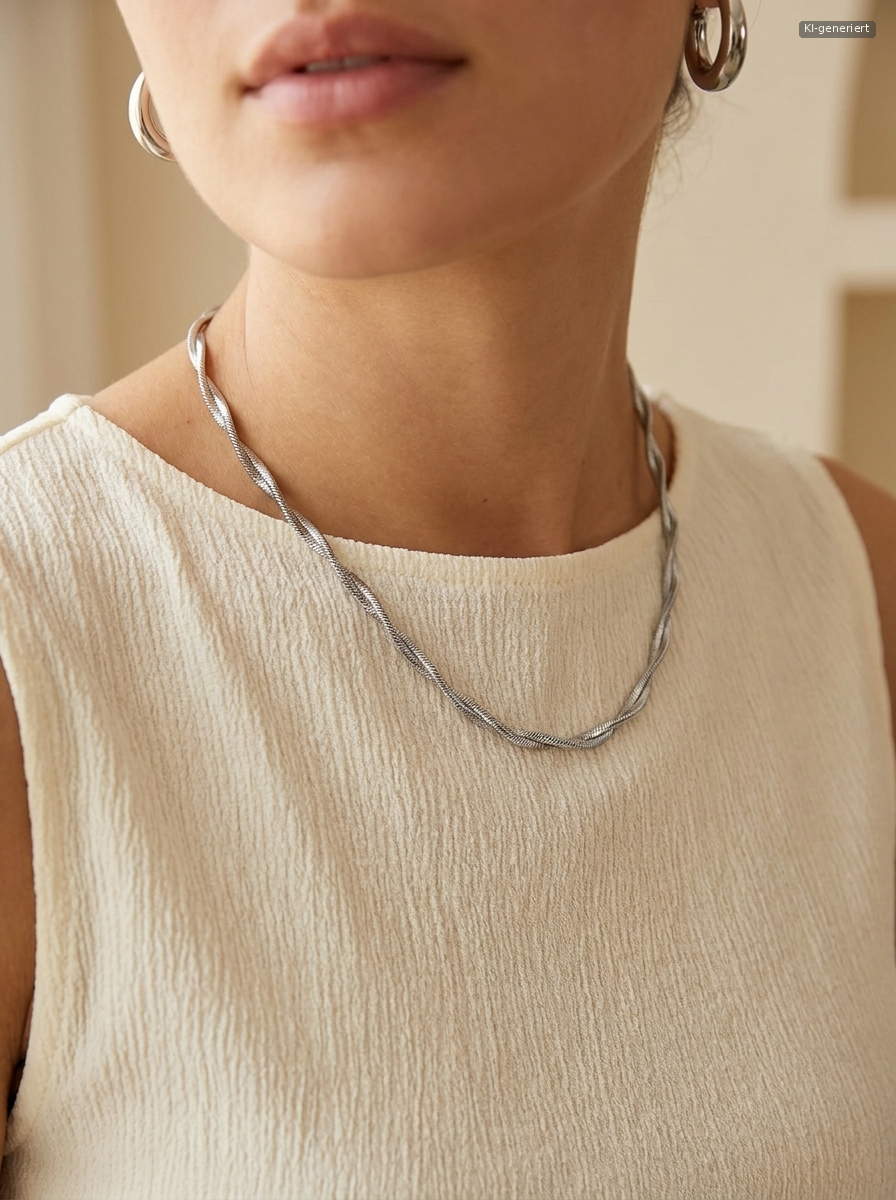 Twist Snake Chain Necklace Silber getragen (KI-generiert)