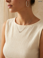 Classic Circle Necklace Silber getragen (KI-generiert)